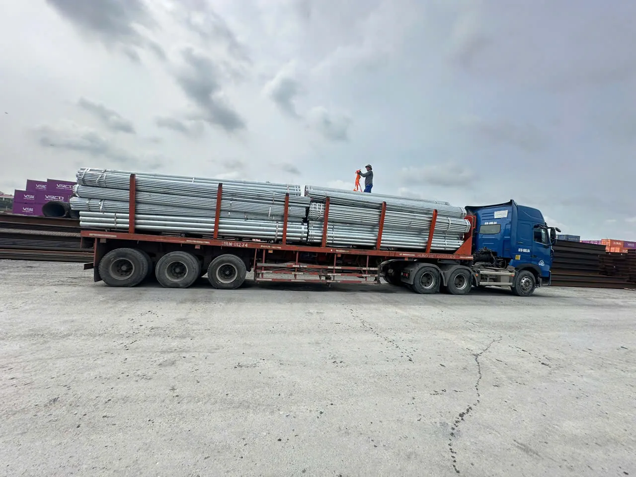 Ống thép mạ kẽm nhúng nóng: Đặc điểm, quy trình sản xuất và ứng dụng